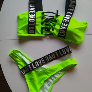 Sommarens'huvudvändare'! Strl M-liten L - Neon grön,märkt L men liten i storleken så passar M-liten L. Använd en gång! Djur och rökfritt hem, samfraktar gärna så kika in mina övriga annonser 🖤