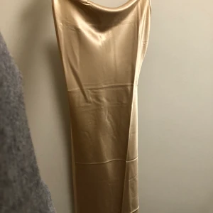 Lång satin klänning S - Jätte fin satin klänning, från shein. Endast provad, säljer då den är förläng för mig. Den är Champangefärgad. Orginal förpackning finns