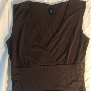 Brun 2000s topp - Jätte snygg brun 2000s topp köpt secondhand, själv aldrig använt. Den har en liten lös sömm(se bild 3) annars i fint skick :) Köparen står för frakten <3