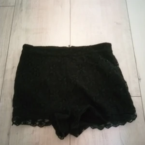 Spets short Lindex  - Super snygga spets shorts från lindex använda 2-3 gånger 