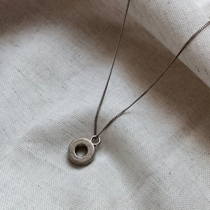 Silver berlock  - Jag säljer detta silver berlock eftersom att jag inte använder det. Det är i ett bra skick och är ca 1,5 cm långt.