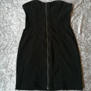 Klänning med korsettdetaljer - Bodycondress med korsettdetaljer. Siliconlinjering vid bysten för att hålla den på plats. Perfekt till fester i sommar. 