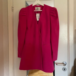 Blazer - Jätte fin blazer som tyvärr aldrig får ett tillfälle att användas på, lappen är kvar alltså helt oanvänd. V-ringad med puffärmar. Hör av dig vid intresse/mer info 💕