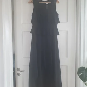 Oanvänd svart långklänning - Jättefin, enkel ärmlös klänning i one size (s/m). Lite kortare framtill och med innerfoder. Passar både till vardags med sneakers och till klackar. En aning för liten för mig och har hängt orörd i garderoben sen jag köpte den. Pris i butik 799kr