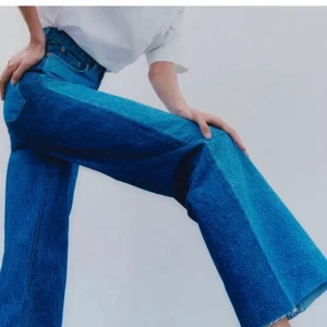 INTRESSEKOLL - Intressekoll på mina skit coola jeans ifrån zara som är slutsålda överallt! Frakt tillkommer, dom är avklippta ungefär 3cm men passar mig som är 165cm