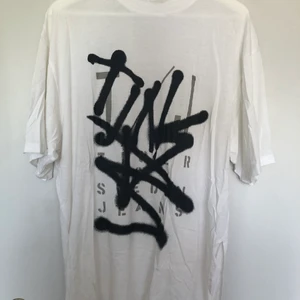 Oversized t-shirt från Tiger of Sweden - Cool oversized T-shirt från tiger of Sweden med snyggt tryck. Tröjan har halvpolo och slits längst sidorna. Superskönt material. Är storlek S men sitter som XL 