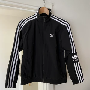 Adidas vindjacka  - Vindjacka från adidas knappt använd, storlek xs