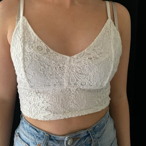 Vit topp - Fin vit topp med ”spets”