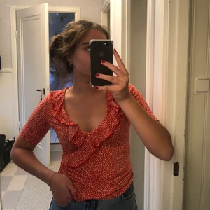 Sommartopp - Jättesöt topp till sommaren🌸 Använd ett fåtal gånger och mycket fint skick!                                                                                              Köparen står för frakt!
