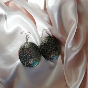 Örhängen  - Fina örhängen i metall :) 