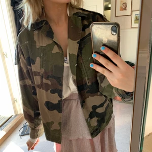 Kamouflage jacka strl s - Säljer nu min snygga kamouflage jacka som är så trendig! Perfekt till våren och nu i sommar😍😍🤌Först till kvarn!