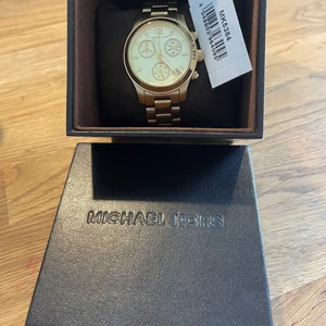 Klocka - Nu ska jag sälja min fantastiska Michael kors klocka. Den är äkta så klart. 