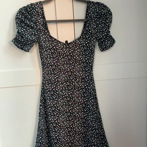 Hm  - Säljer en jätte fin klänning från hm storlek xxs jag säljer den pågrund av att den inte kommer till andvändnig ( aldrig använd)  jag köpte den för 199 och  säljer för 70  köparen står för frakten 