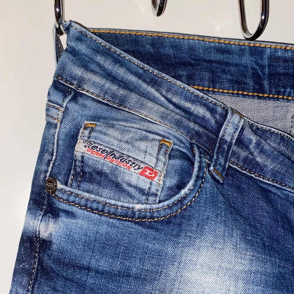 Jag säljer dessa tuffa jeans från Diesel i storlek 30 (xs-s) för 259 kronor plus frakt som betalas av köparen.🤎. Jeans & Byxor.