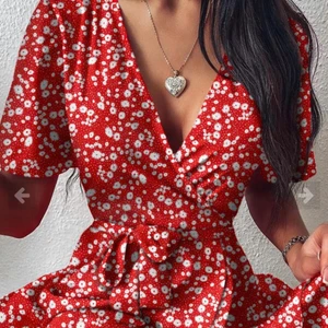 Röd blommig kläning - En helt ny oanvänd kläning ( Har en liknande ) inte samma som på bild 