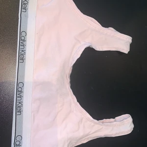 Calvin klein topp - Säljer för jag använder den aldrig. Den är köpt för 300kr i storlek M (ungdomstorlek). I damstorlek är den XS. 