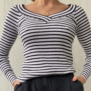 Ribbad randig top - Top från HM, så skön och fin ringning.  *Köparen står för fraktkostnad😊 