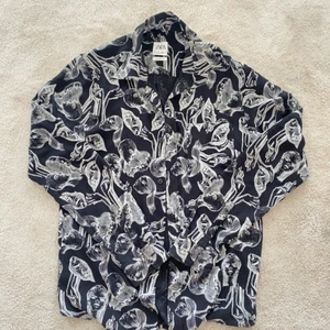 Skjorta - Mönstrad skjorta cond: 9/10 size: s bin: 350kr