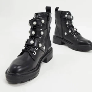 skor med pärlor  - säljer mina super fina skor från pull&bear då de är för små för mig. skorna är helt oanvända pris prislappen sitter kvar, därav nyskick. nypris 559kr mitt pris 300kr, köparen står för frakten☺️☺️ 