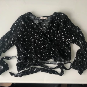 Croppad stjärntröja  - Croppad omlott tröja med stjärnor.  Fin till sommaren och sitter väldigt snyggt