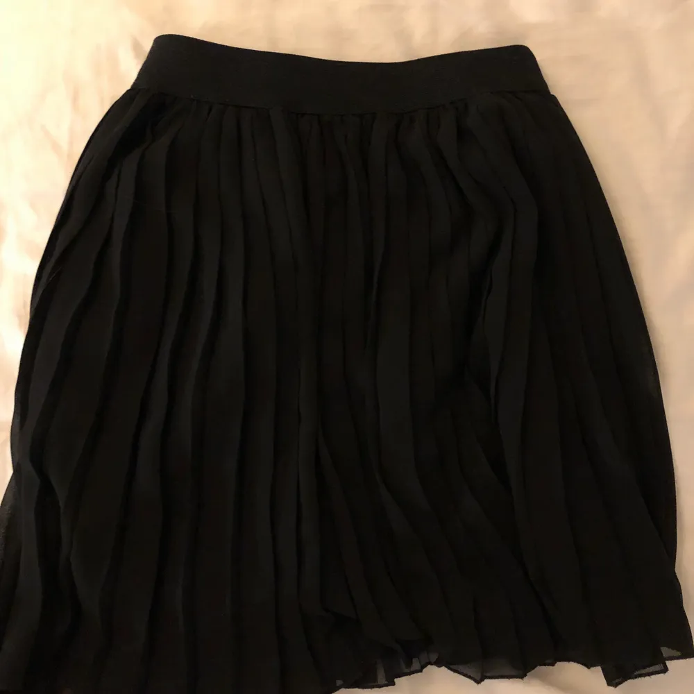Svart plisserad kjol från NA-KD!! storlek XS men passar även S🤍 Pris 70kr + frakt . Kjolar.
