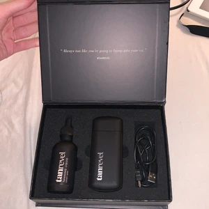 Tanrevel  - Säljer pga använder inte längre. Flaskan med vätskan är i Luxury Dark, öppnad och använd men den är nästan full. Funkar hur bra som helst! Nypris 800kr Om många är intresserade är det den som budar högst som gäller:) buda i kommentarerna!  