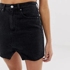 Svart jeanskjol  - Säljer denna snygga svarta denimkjol då den blivit för stor för mig, använd Max 3ggr så den är i nyskick, 120kr💖 köpare står för frakt