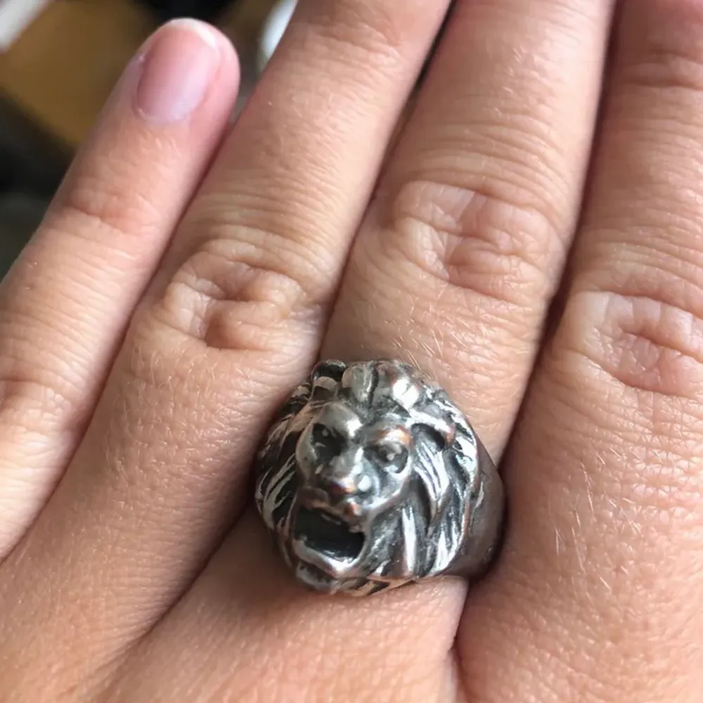 Säljer denna fina ring!! Köpt secondhand, lite rostig längs själva ringen men inget som syns på lejonet🥰 relativt stor i storleken men passar mig perfekt. superfin! gratis frakt!. Accessoarer.