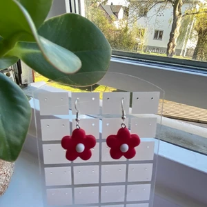 Röda blomörhängen  - :)