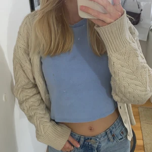 Tshirt  - Jättefin blå tshirt, sitter lite tajtare men ändå stretchig vilket är askönt 💞