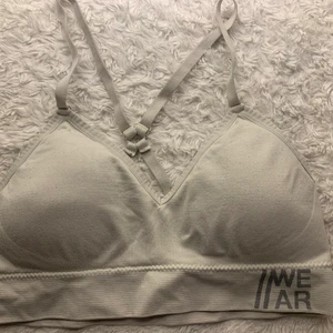 Sport bh - Sport bh eller vanligt bh om man vill ha det i använd skick super skönt, märket WE AR. Färgen var ljus gul ifrån början 💛 ny pris var 129kr på CUBUS. Mitt pris är 30kr+frakt💗 storlek S tror jag 