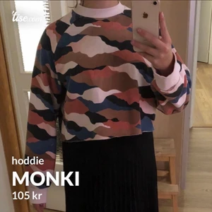 Sweatshirt - Säljer den är supersnygga sweatshirt/hoddie. Köpt på monki i Sundsvall. Säljer för 105kr. Frakten är inräknad i priset redan. Stoleken är S tror jag. Kan kolla upp de noggrannare om någon är intresserad. Funkar på M också. Hör av er om ni är intresserade eller vill ha fler bilder. 