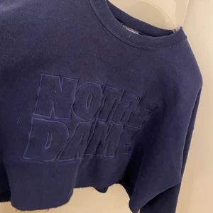 Croppad hoodie - Superfin marinblå croppad hoodie från beyond retro. Den är alltså köpt second hand så skicket är ”vintage”. Det finns en lös tråd vid naken men går lätt att fixa. Kan även fixa fler bilder💞 i strl XL men sitter bra på mig med S