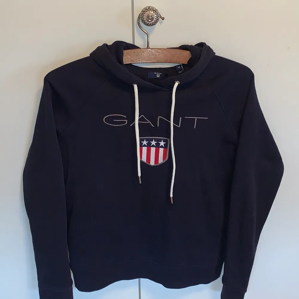 Gant hoodie, mörkblå sparsamt använd i fint skick utan defekter.. Hoodies.