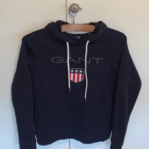Hoodie - Gant hoodie, mörkblå sparsamt använd i fint skick utan defekter.