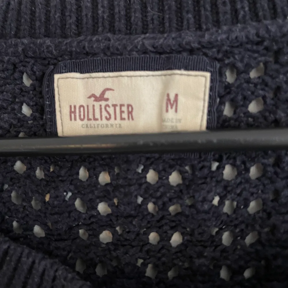 En marinblå stickad Hollister tröja! Funkar både själv eller med en tröja under. Tyvärr är storleken mindre än en vanlig M så jag med S/XS kan använda den utan problem! . Stickat.