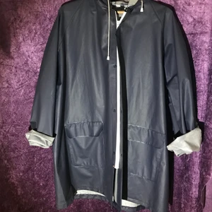 Vintage Regnjacka  - Detta är en hederlig gammal regnjacka köpt på loppis i Hällevik i Blekinge ca 2016 av en grinig fiskare! Håller ordentligt mot regn ☔️  Det står medium, men tänk att det är medium för griniga fiskare så i Stockholm är det väll en xxl minst 😀
