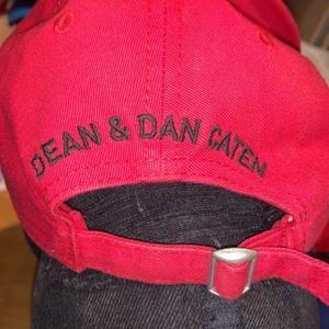 Dsquared2 Keps, röd - Köpt från NK antingen 2017 eller 18, 1700kr. Används inte längre, säljs billigt men rimligt. Kan nu fraktas, Safepay har även aktiverats