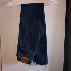 Levis jeans  - Mycket fina Levi’s jeans, dem är i bra skick bara att det är ett litet hål på knät..