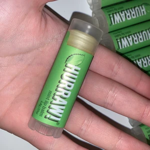 Hurraw Läppbalsan - Har 9 st läppbalsam med mintdoft från Hurraw att bli av med. Köpte väldigt många då jag använde dom konstant innan men gör ej det längre. Dom är veganska och allt sånt härligt och ofta slutsålda i just mint-doften. Säljer för 30 kr styck (kostar runt 50 annars) men kan fixa paketpris om man vill ha fler! Dom är såklart helt oöppnade och oanvända!