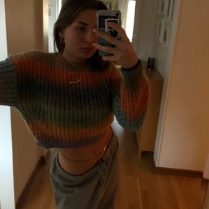 Urban outfitters stickad tröja  - Croppad stickad tröja från Urban outfitters! Skit snygg och jätte fin passform! Funkar till jeans, finare byxor kjol och mer!  
