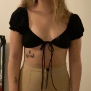 Svart topp - Säljer denna toppen jag köpte på plick i somras! Har använt den en gång, personen innan mig sa att den var oanvänd. Säljer pga tycker inte att den sitter så bra på mig 🦋