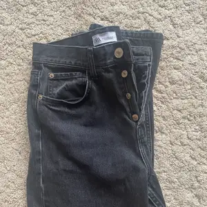 Svarta jeans i stl 36 från zara