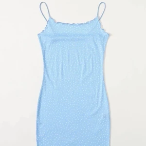 Shein  - Säljer den fina klänningen💗 Kommer i från shein och är i stoliken XS💗💗 Om ni undrar något om klänningen så är det bara att skriva till mig så svarar jag så snabbt som möjligt frakten tillkommer💕💓