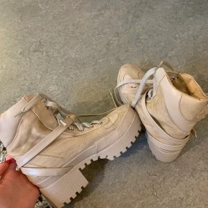 Beiga boots strl 38-39 - Beiga boots från prettylittlething. Använda några gånger men är för små och för smala för mina fötter. Skitsnygg beiga färg. Passar 38 eller 39. Nypris ca 500