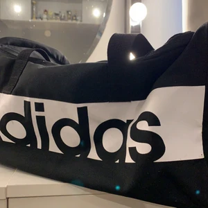 Adidas väska  - Säljer en adidas väska i storlek S. Hör av er om ni har frågor 💘