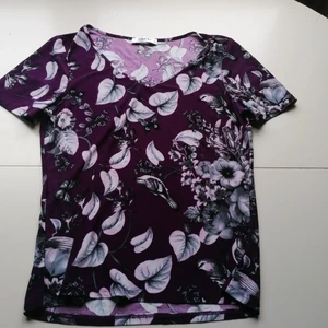 Tröja  - Nu seljer jag min fina blommiga sommar t-shirt i från chacha 