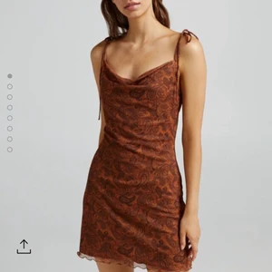 Klänning  - Kort klänning från Bershka. Köpte den under sommaren och den användes 1-2 gånger bara. Den är för kort för mig 175 cm lång 