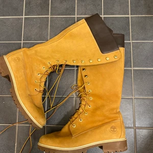 Timberland kängor - Timberland skor i storlek 40. Använda 2 gånger. Precis som nya! Nypris 2299 kr