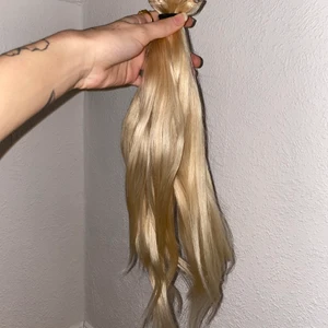 Blond löshår - Äkta löshår från rapunzel 7 delar clips, använt ett fåtal gånger men är i bra kvalite fortfarande och nytvättat! Har klipp några delar av de för att ge mer naturlig/ wolf cut look. 50cm lågt, nypris 1590kr! Köparen står för frakten☺️💞